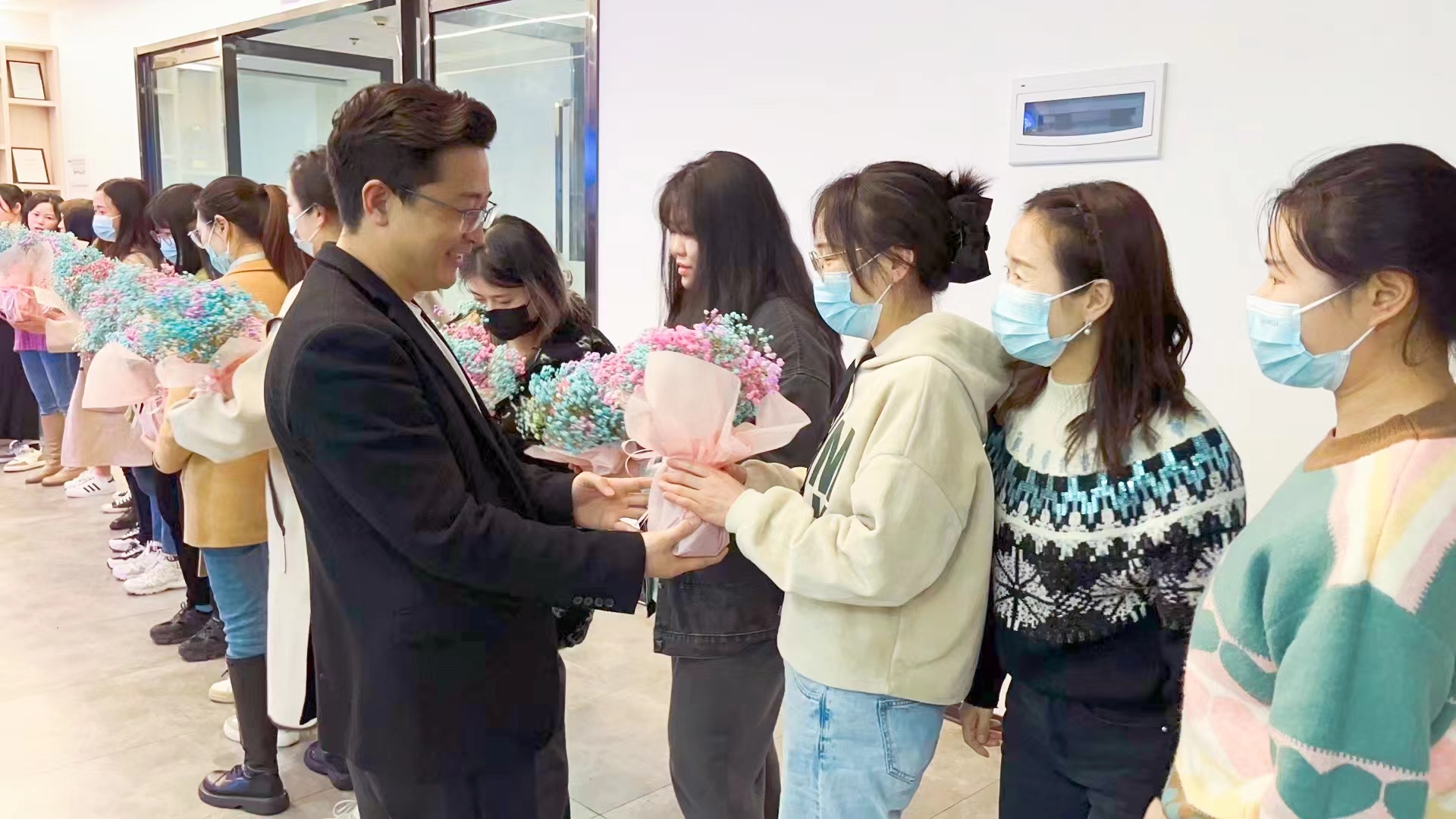 春风送暖 花开绚烂 | 摩登7为全体女员工发放温馨节日福利！7
