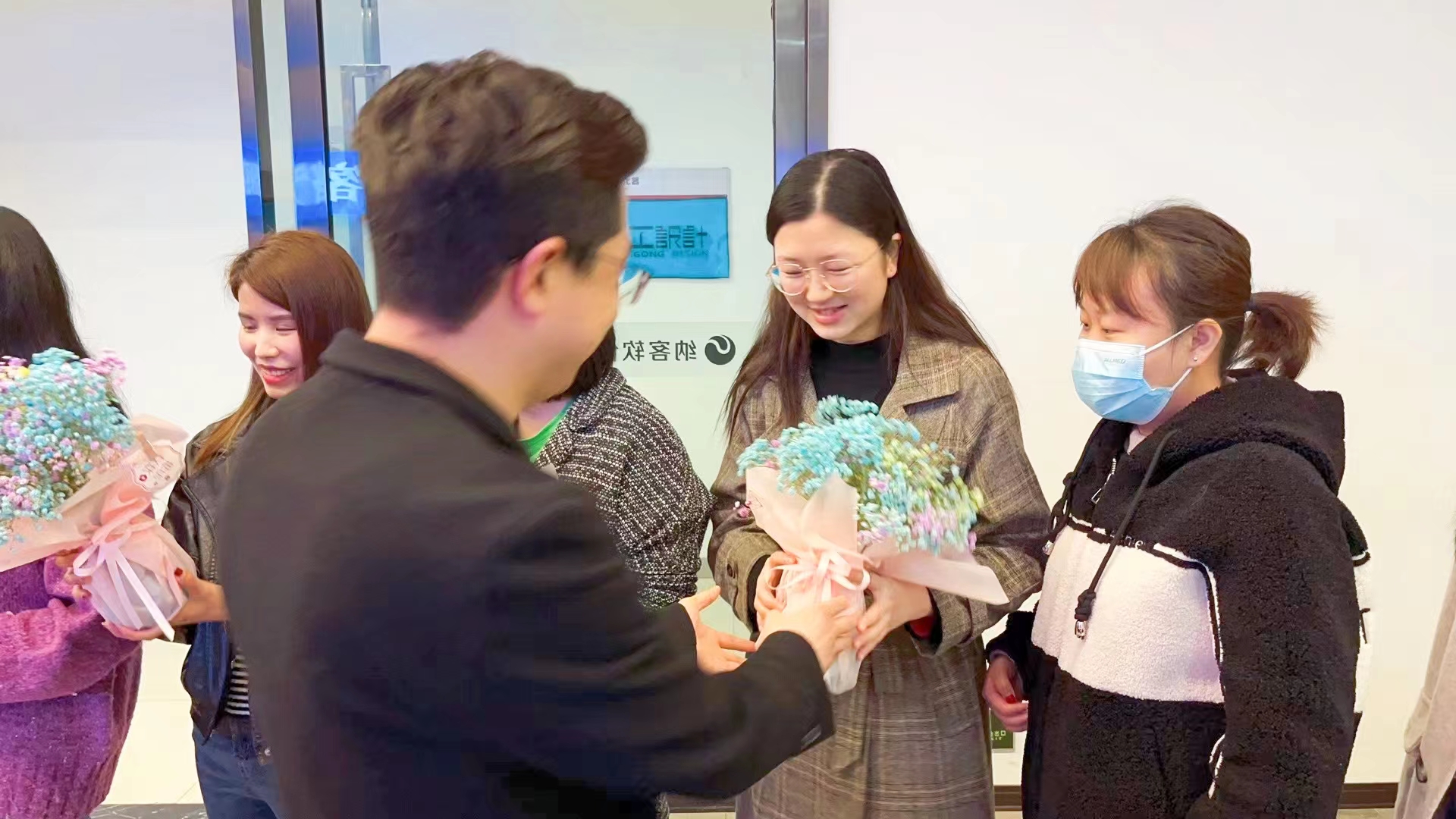 春风送暖 花开绚烂 | 摩登7为全体女员工发放温馨节日福利！4
