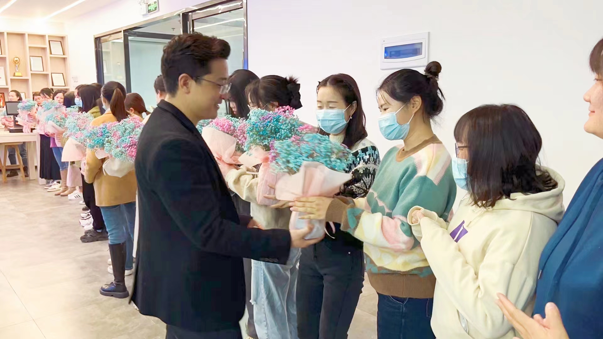 春风送暖 花开绚烂 | 摩登7为全体女员工发放温馨节日福利！8