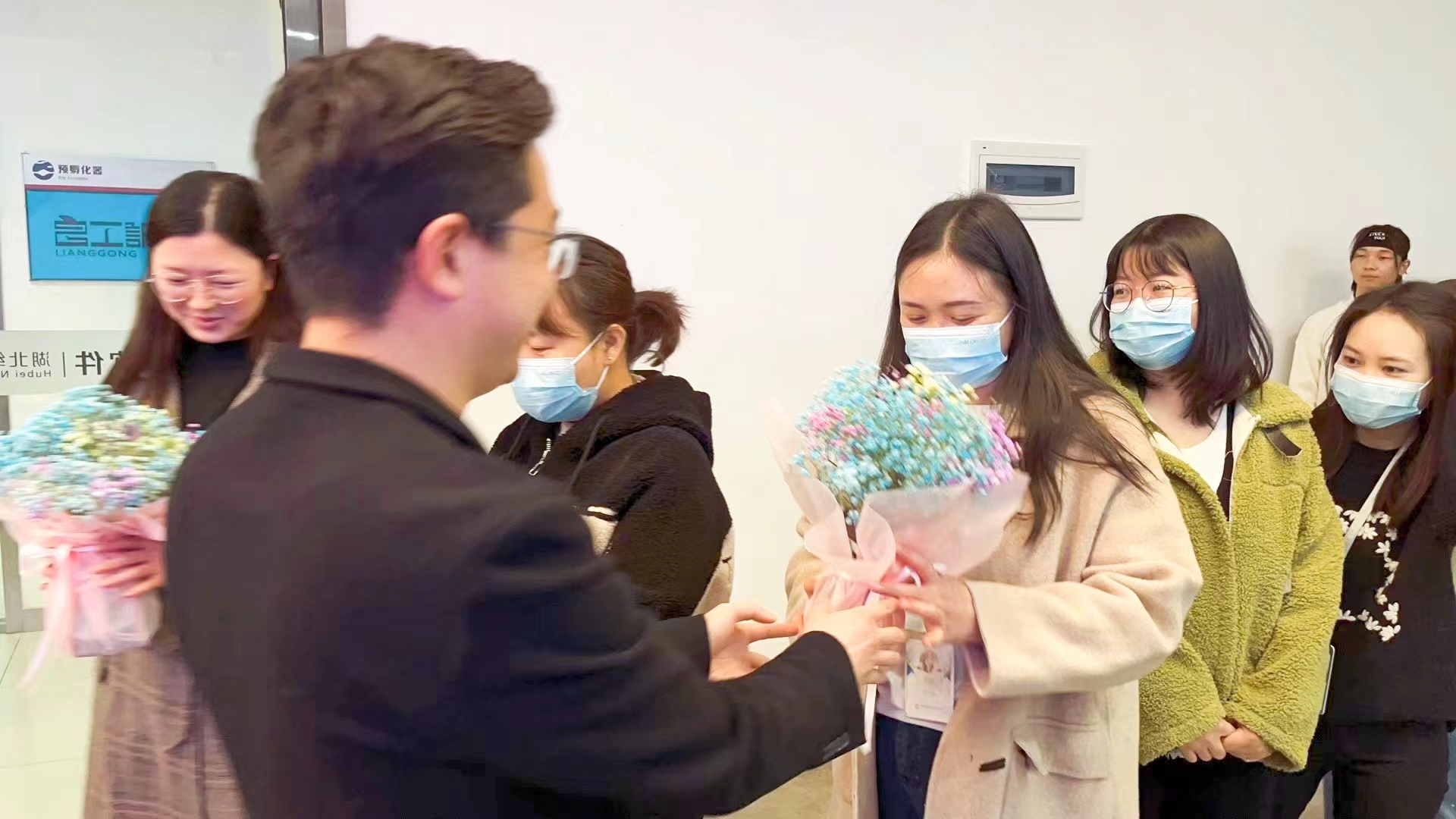 春风送暖 花开绚烂 | 摩登7为全体女员工发放温馨节日福利！5