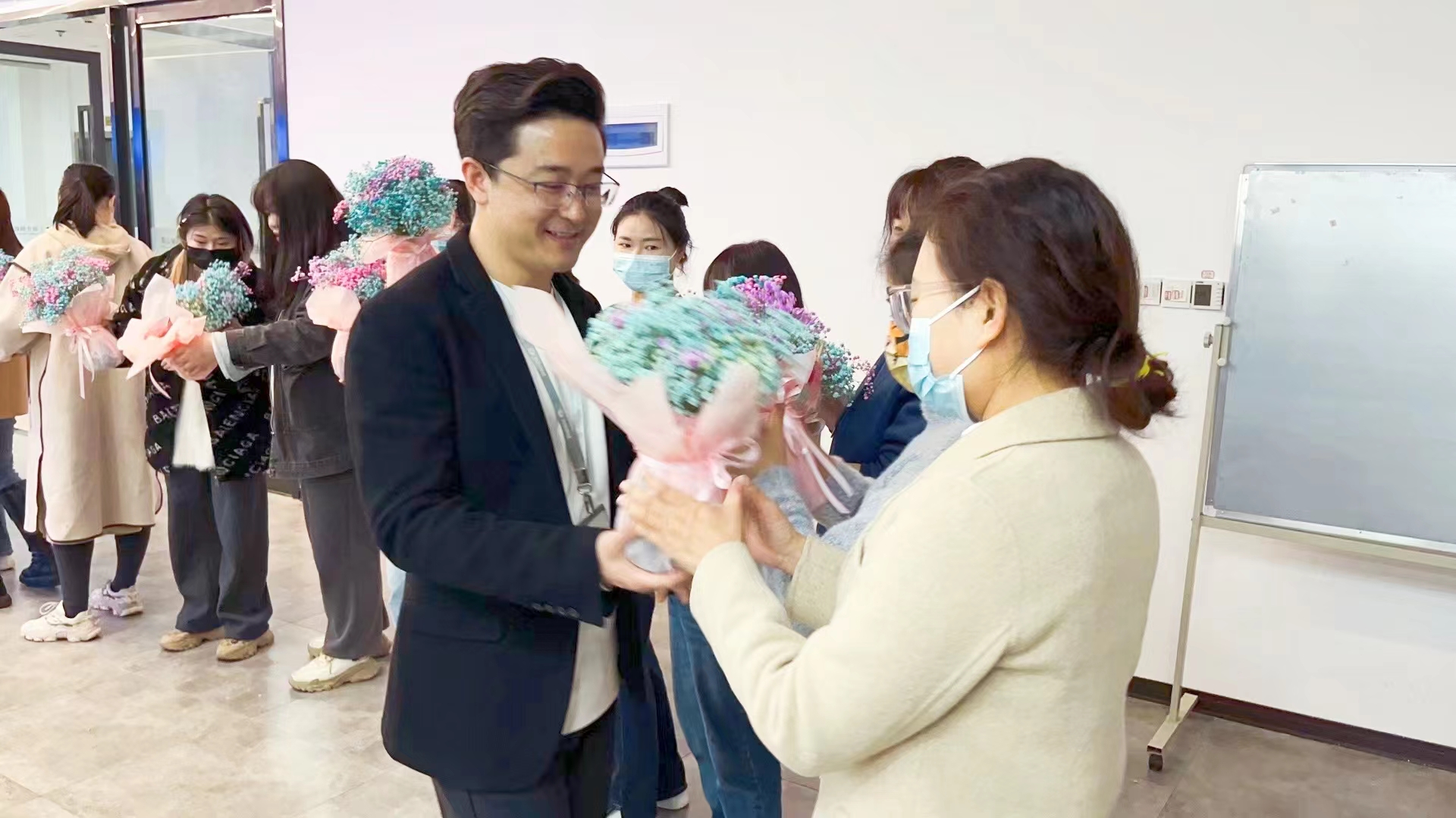 春风送暖 花开绚烂 | 摩登7为全体女员工发放温馨节日福利！9