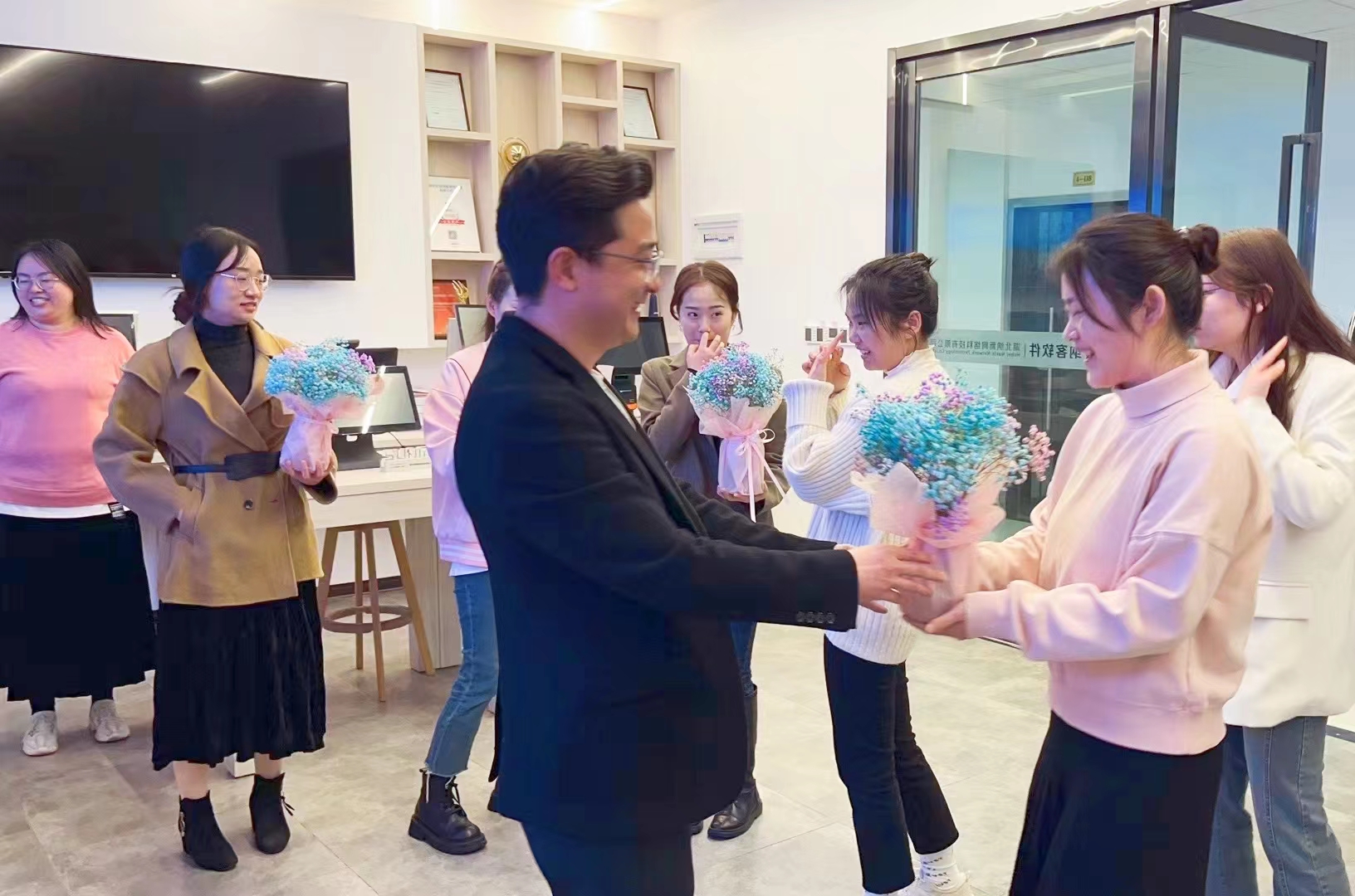 春风送暖 花开绚烂 | 摩登7为全体女员工发放温馨节日福利！2