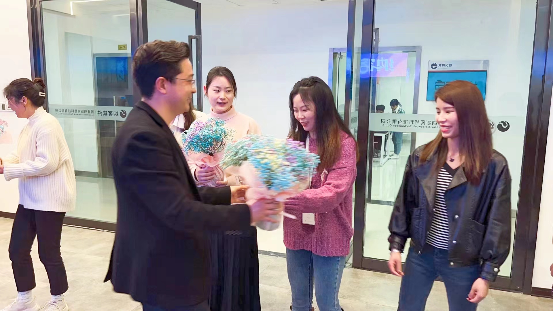 春风送暖 花开绚烂 | 摩登7为全体女员工发放温馨节日福利！3