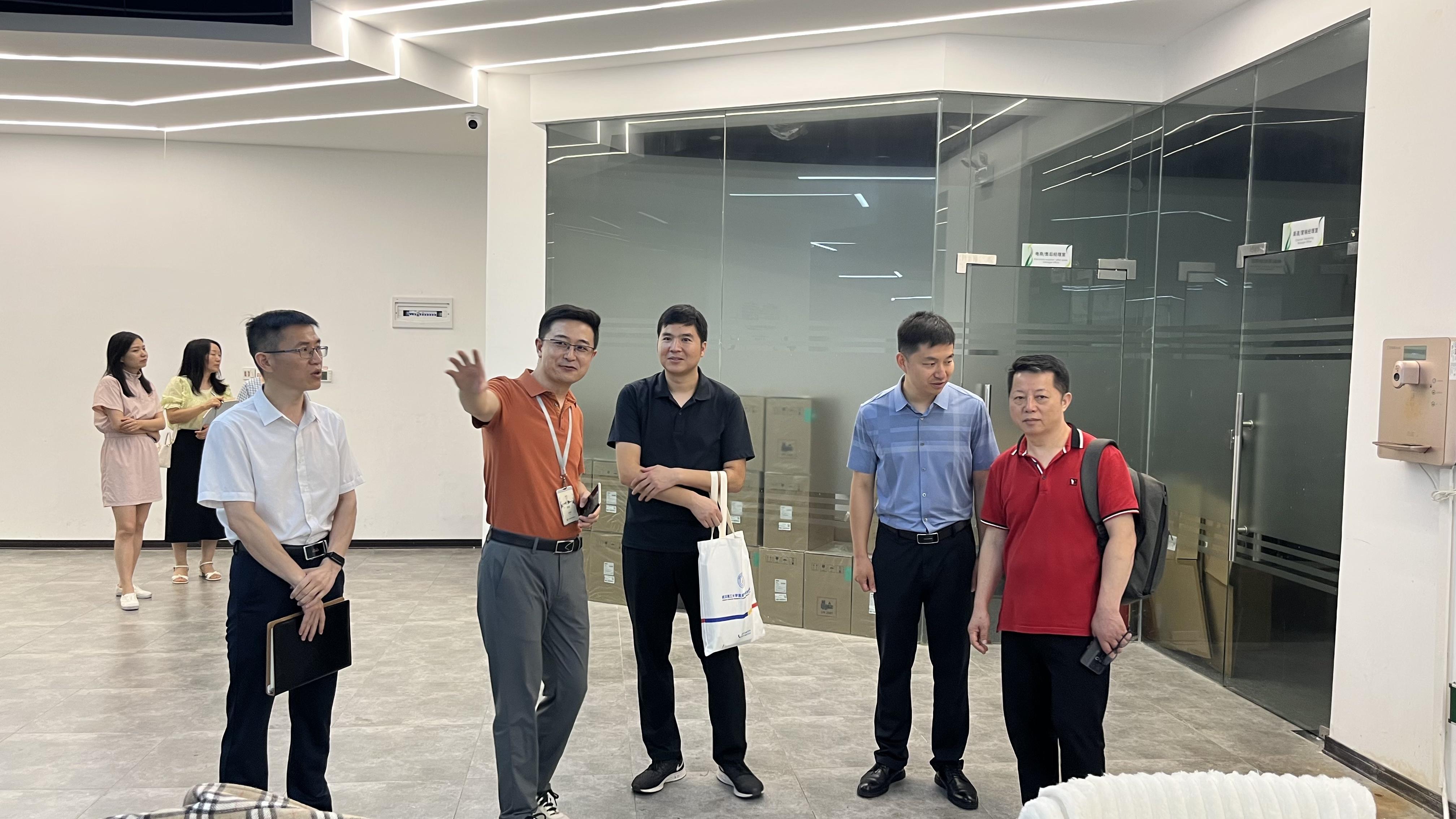 领导视察 指导工作 | 宜昌市商务局领导一行莅临摩登7注册网络科技有限公司视察调研1