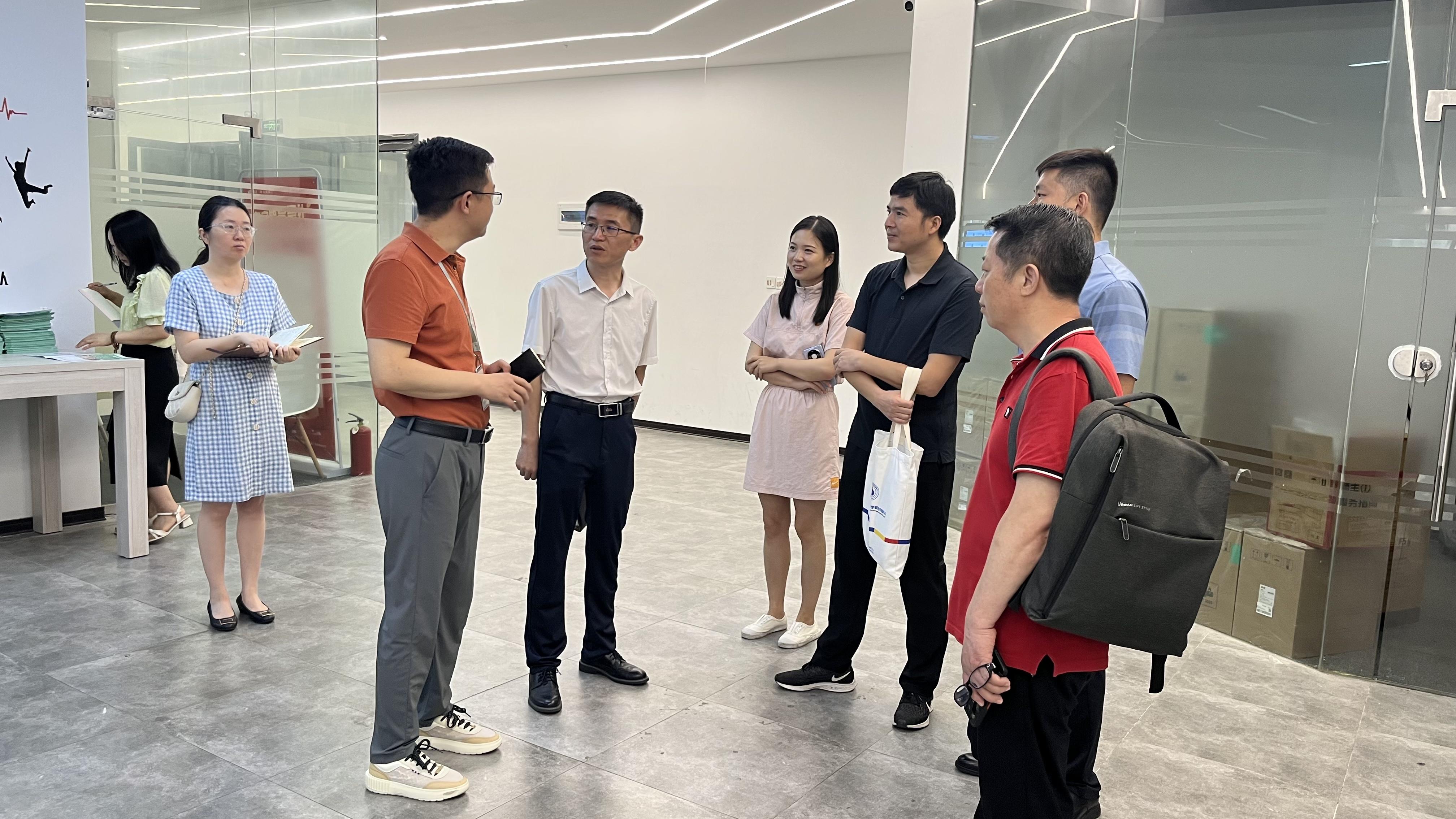领导视察 指导工作 | 宜昌市商务局领导一行莅临摩登7注册网络科技有限公司视察调研2