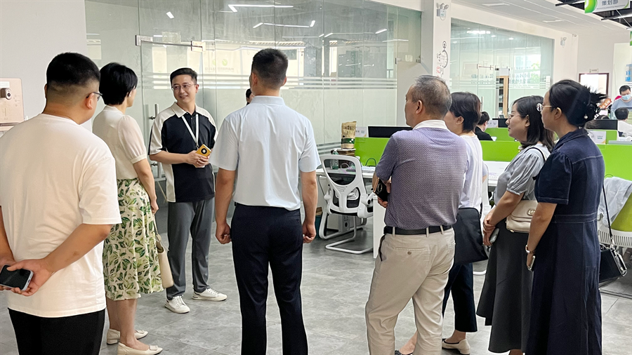 宜昌市伍家岗区领导一行莅临摩登7注册网络科技有限公司调研数字经济企业发展2