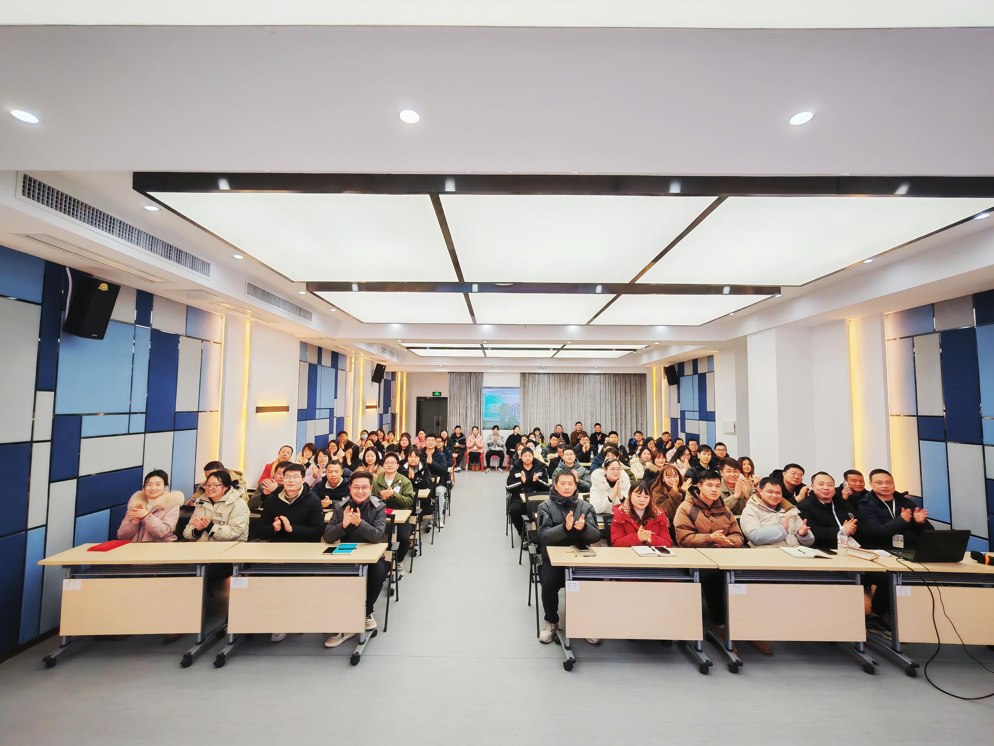 领航定向 全新启程 | 摩登7科技2025年新春启动大会圆满召开2