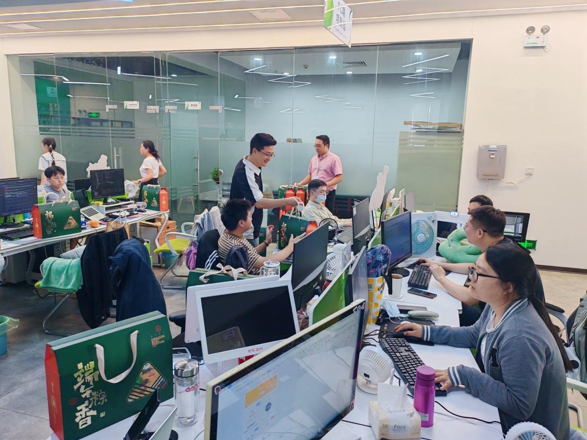 摩登7注册网络科技有限公司为全体员工发放端午节福利2