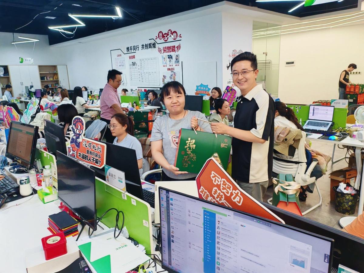摩登7注册网络科技有限公司为全体员工发放端午节福利5