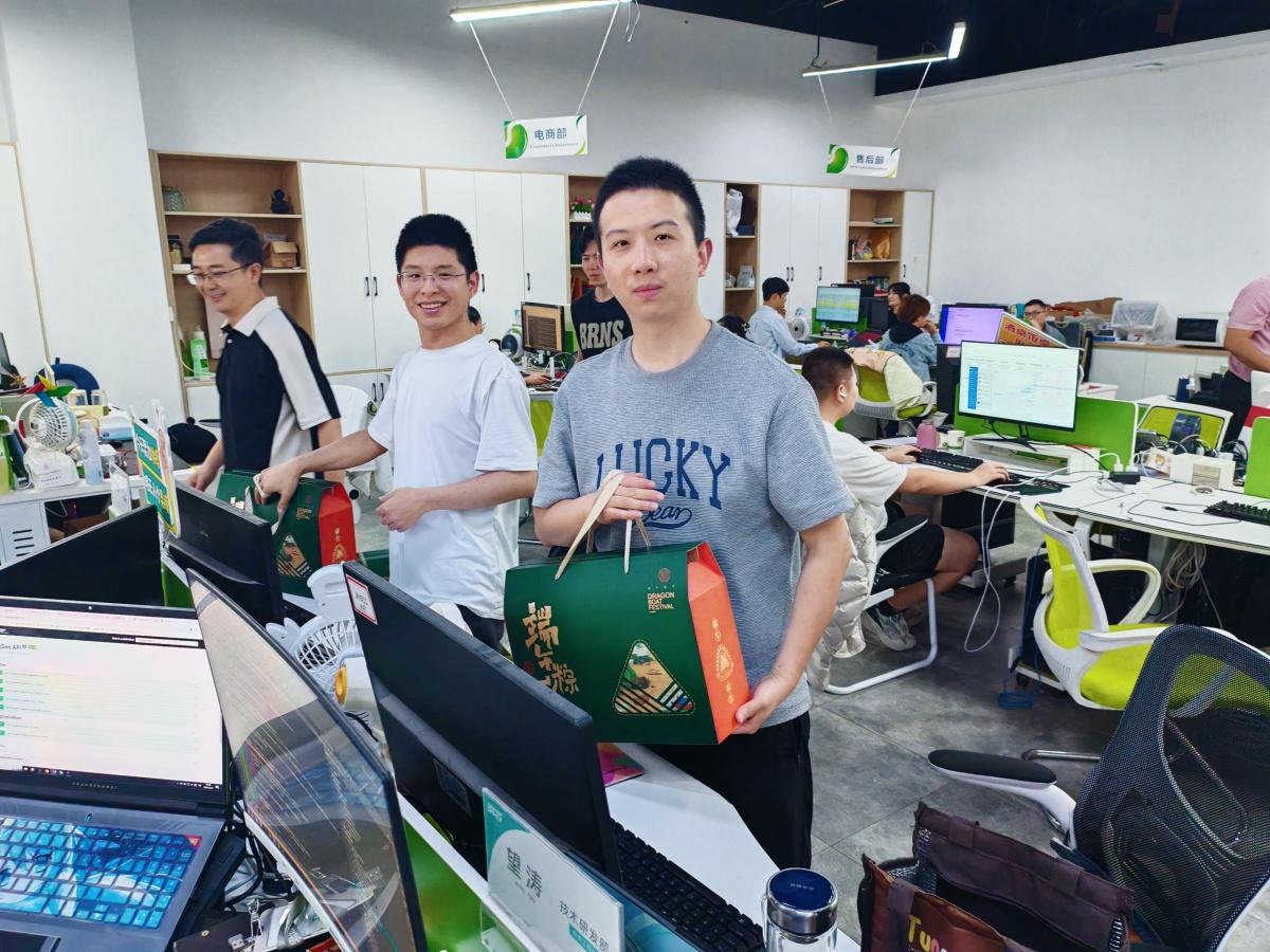 摩登7注册网络科技有限公司为全体员工发放端午节福利6
