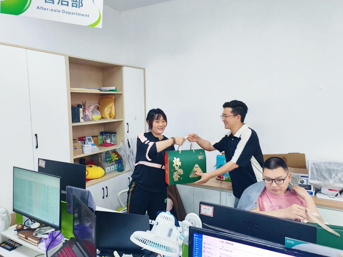 摩登7注册网络科技有限公司为全体员工发放端午节福利8