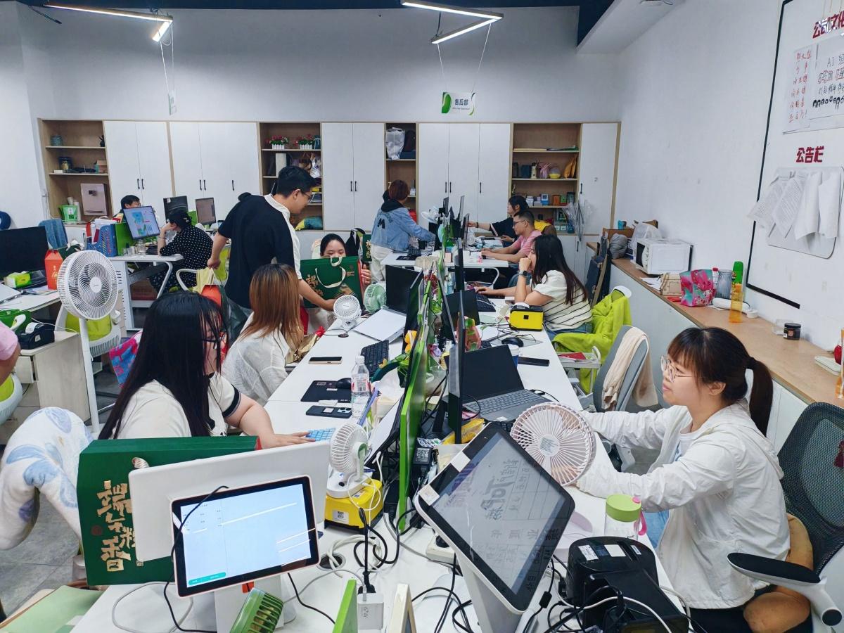 摩登7注册网络科技有限公司为全体员工发放端午节福利11