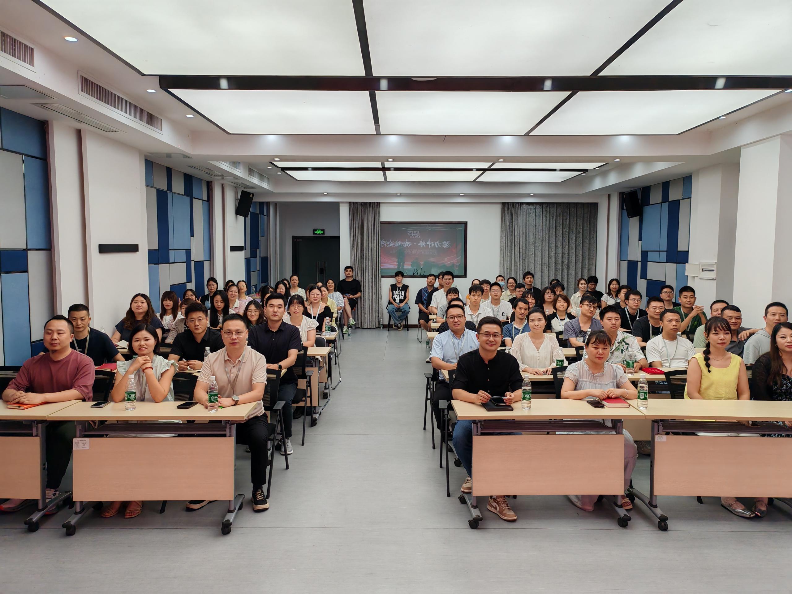 聚力冲锋 决胜全年 | 摩登7注册网络科技有限公司2025年中总结大会圆满召开1